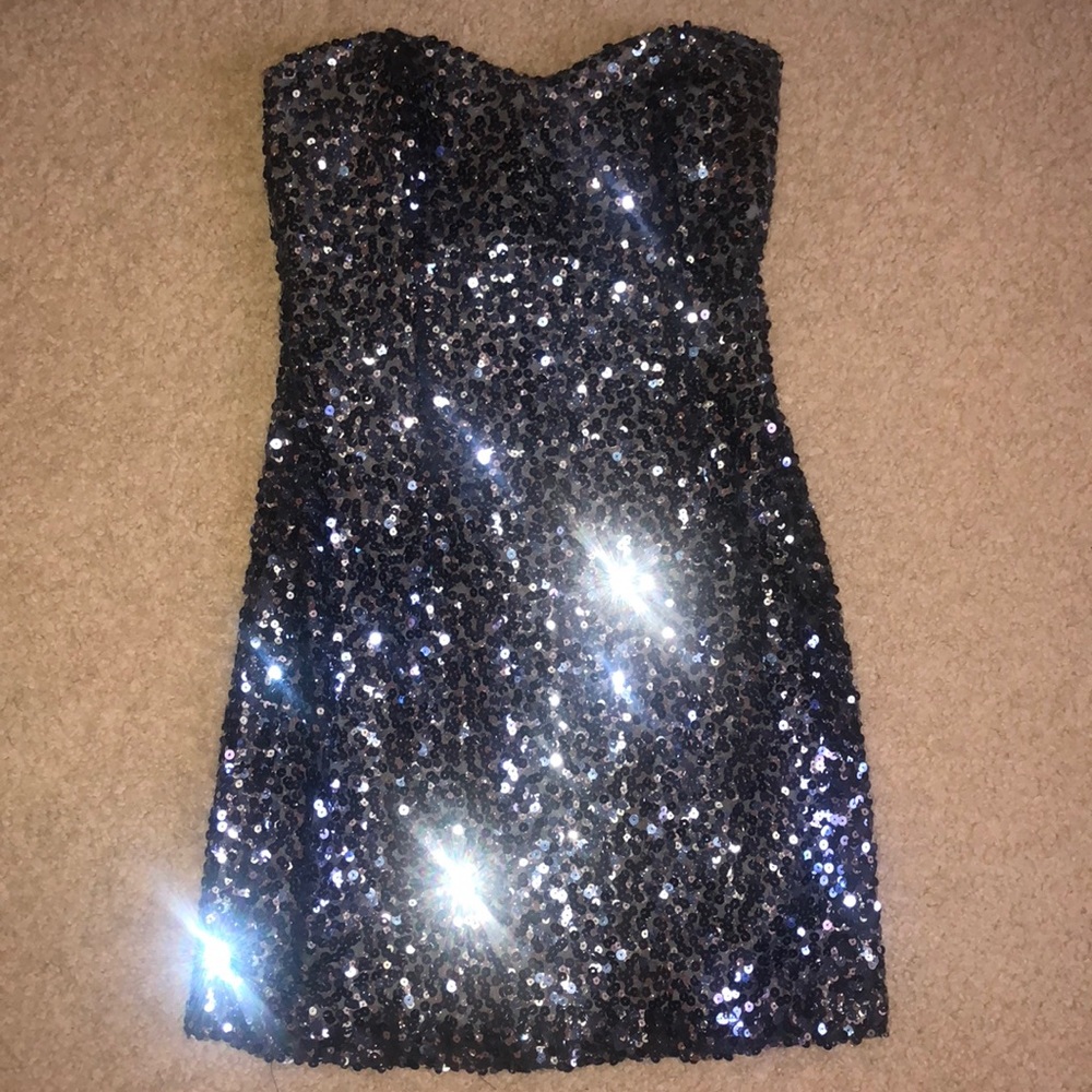 Strapless sweetheart neckline sparkly dress